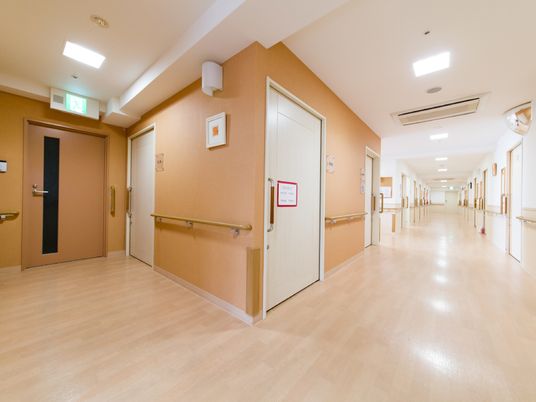 手すり付きの明るい廊下