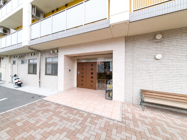 明るい建物エントランス