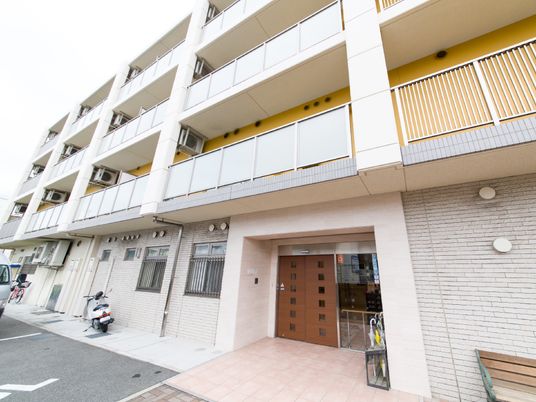 清潔なビル入り口