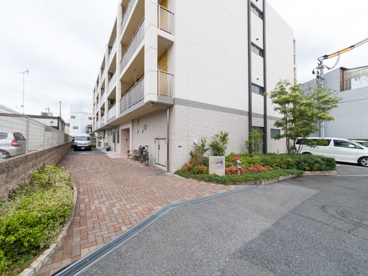 清潔感のある建物エントランス