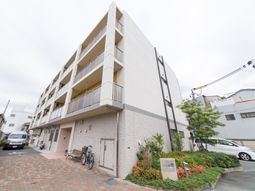 白い壁のモダンな建物外観