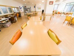 明るい食堂の様子