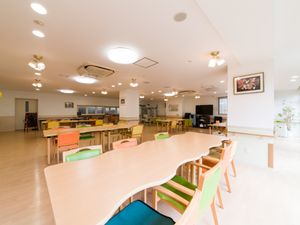 広々とした明るい食堂