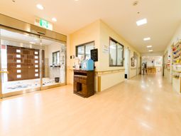 明るい廊下と受付