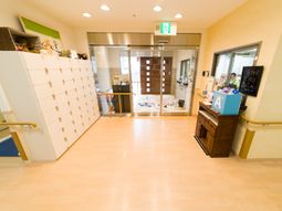 明るいエントランスの様子