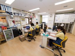 事務所内のスタッフ作業風景