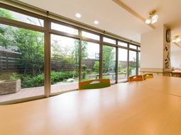 明るい食堂と庭の眺望