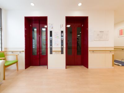 赤い扉のエレベーター