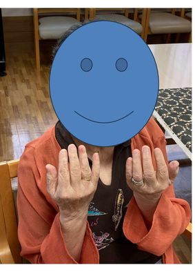 笑顔の人物と机