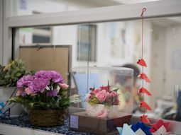 花と折り鶴のあるカウンター