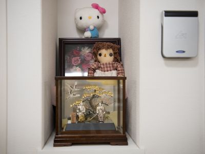 飾り棚の人形とアート