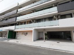 白い建物のエントランス