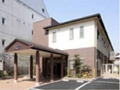 施設正面の清潔な外観