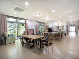 居室でくつろぐ人々