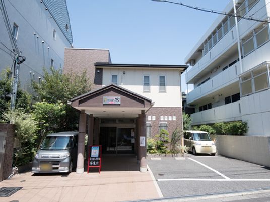 施設正面エントランスの風景