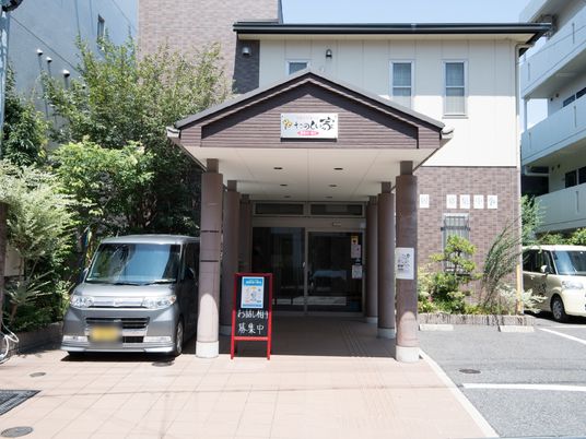 エントランスと看板の外観