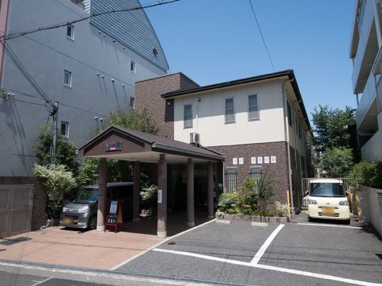 明るい日差しの中の外観
