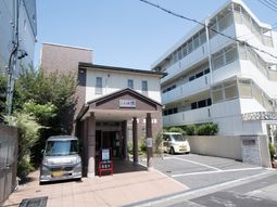 入り口が見える建物正面