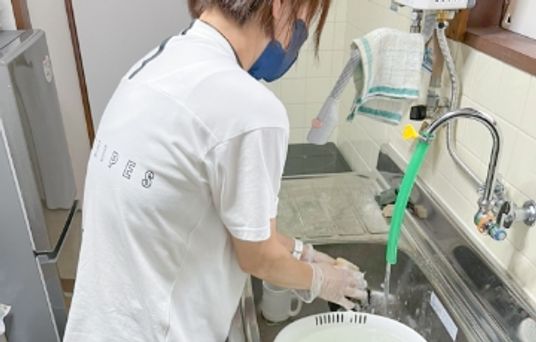食器を洗うスタッフ