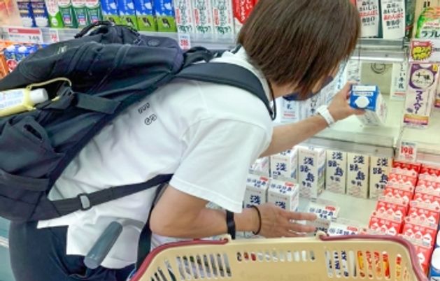 商品の選別をする人