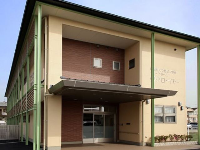 現代的な外観の建物 外観 スタイリッシュな外観で、就業者にも安心できる環境を提供しています。施設全体が明るく、親しみやすいデザインが特徴です。