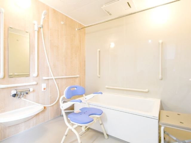 明るいバスルーム 浴室 手すりが充実した明るいスペースです。安全に使用できる工夫がされています。