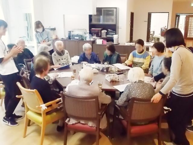 明るく活気あるラウンジ ラウンジ 広々とした明るいラウンジで、入居者が集まり楽しく交流しています。温かな雰囲気が魅力です。