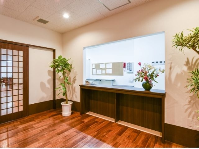 明るいエントランス エントランス 自然光が差し込む明るい場所です。掲示板が設置されており、案内やお知らせが確認しやすくなっています。