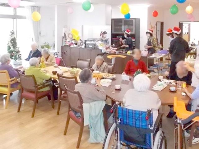 賑やかなダイニングルーム ダイニングルーム 自然光が差し込む明るいスペースでの交流の場です。多くの人々が集い、楽しい雰囲気です。