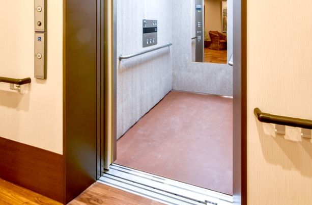 広い入口のエレベーター