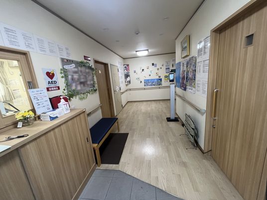 フロントと掲示物の廊下