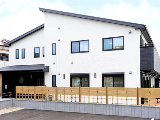 新築そうな施設の外観