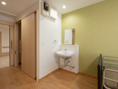 居室の入口と洗面台