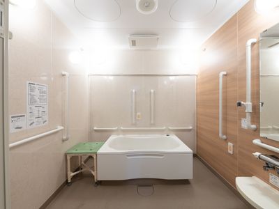 バリアフリー設計の浴室