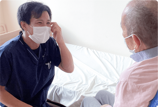 会話を楽しむスタッフと利用者