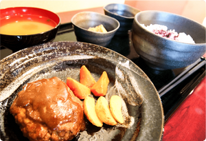 和食が並ぶプレート