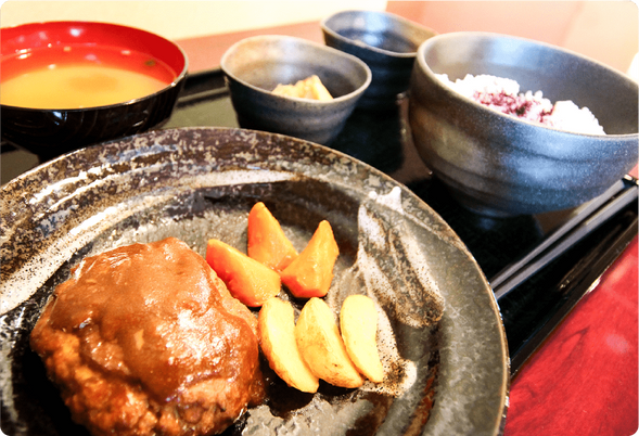 和食が並ぶプレート