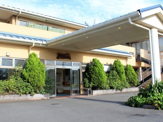 緑に囲まれた正面玄関  