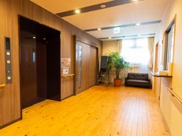 明るい木目調の廊下