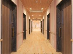 明るい木目調の廊下