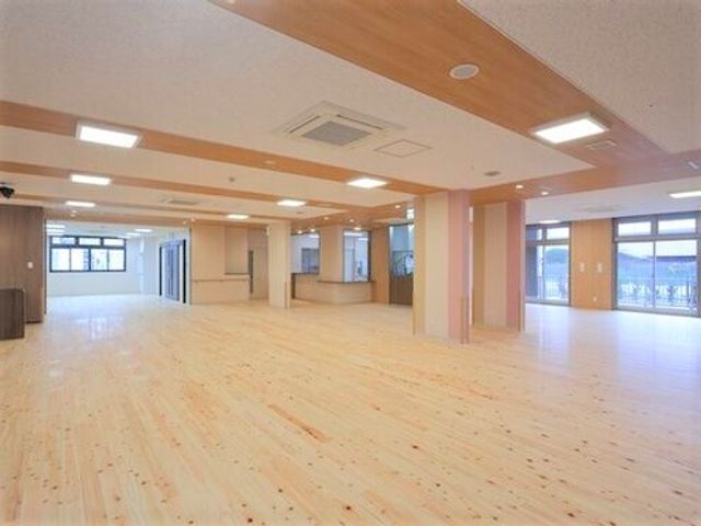 広々とした明るい空間 共有スペース 広くて明るい日差しがたっぷりと入る空間は、リハビリテーションに最適な環境です。安全で快適なお仕事をされたい方にぴったりです。