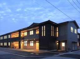 夕暮れ時の落ち着いた外観