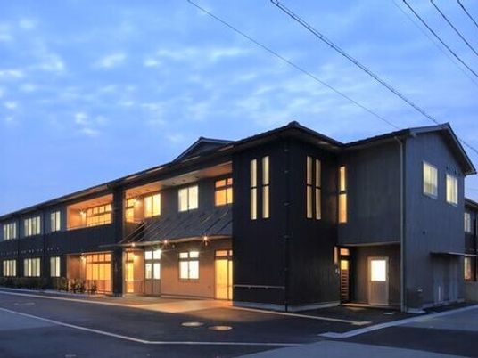 夕暮れ時の外観
