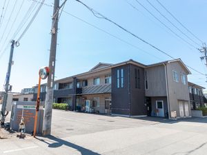 茶色い建物の外観