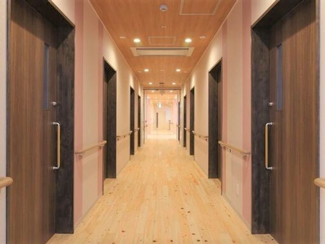 廊下の清潔な空間 廊下 手すり設置のある廊下は、見通しもよく安全な歩行を支援します。明るさと清潔感が心地良い空間を提供しております。