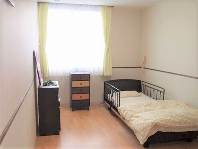 明るい個室の居室 居室 広々とした室内は日当たりも良く、快適な個人空間を提供します。家具の配置もすっきりとしており、安心して生活できる環境です。