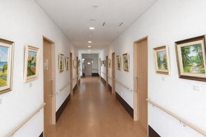 明るい絵画の廊下