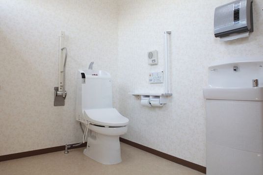 バリアフリー設計のトイレ