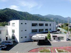 山に囲まれた建物外観  