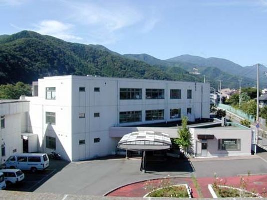 山に囲まれた建物外観  